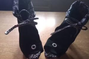 Mujer bonita zapateria