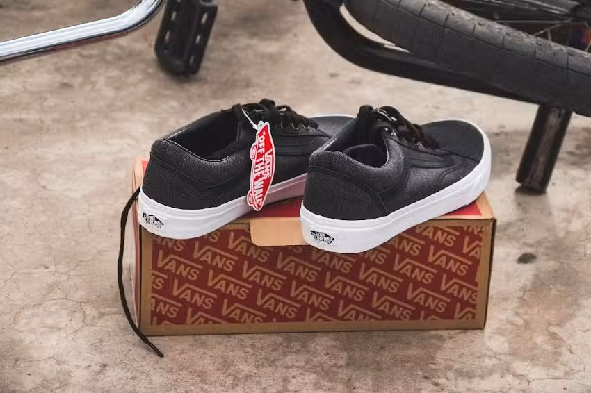 URBAN INDUMENTARIA CALZADO ACCESORIOS